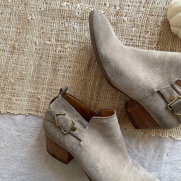 Tan coloured Sarto Ankle Boots - size 8US. Crazy comfortable and super cute! - Picture 2 of 3